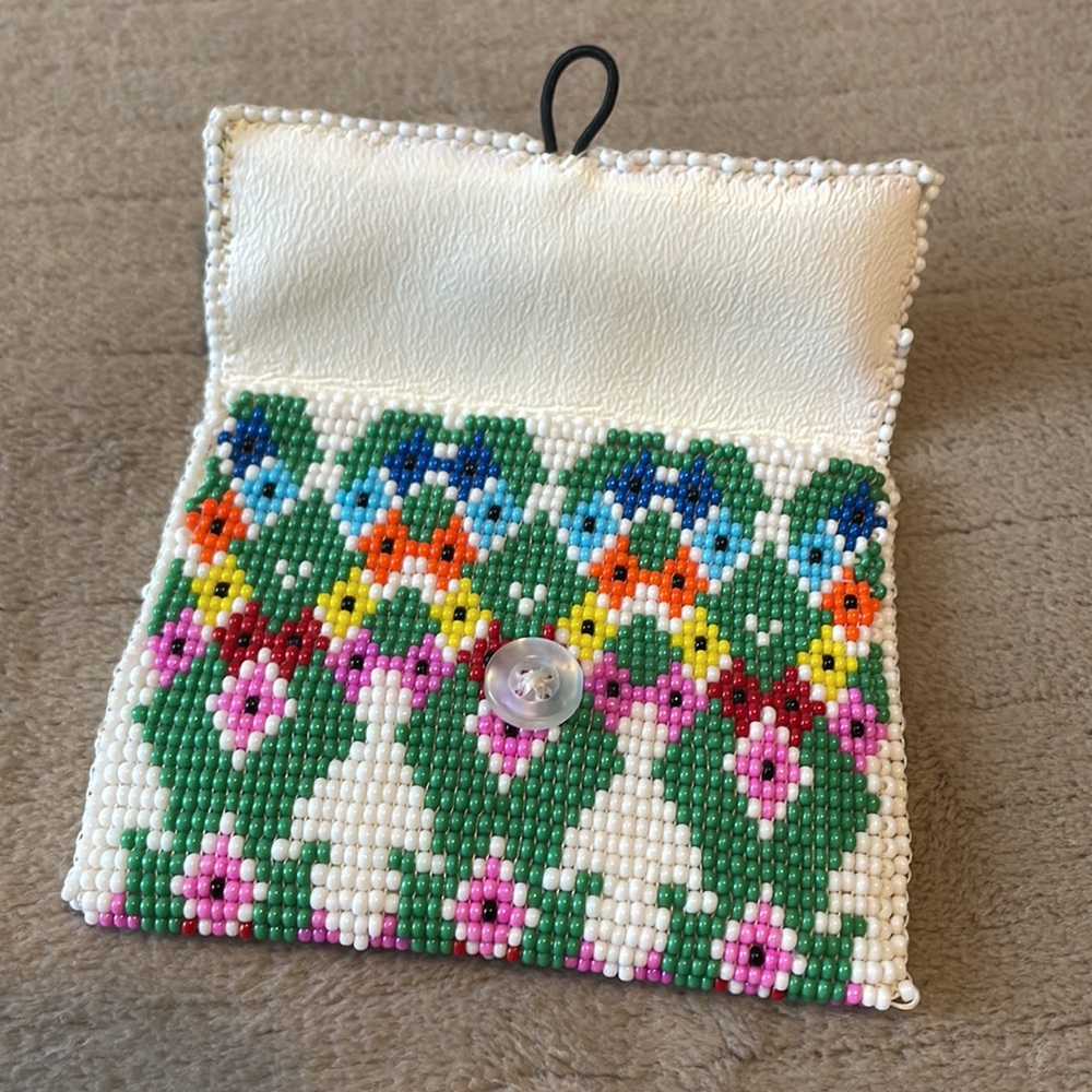 Hand beaded white leather coin/trinket wallet. Never used, beautiful artwork. - Picture 3 of 5